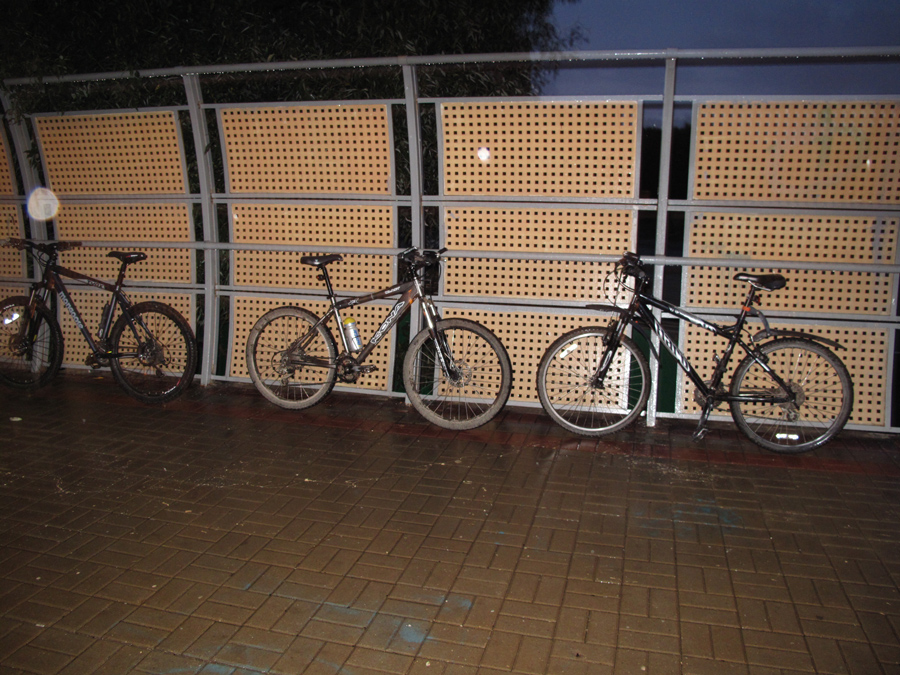Велосипеды на станции под утренним дождем