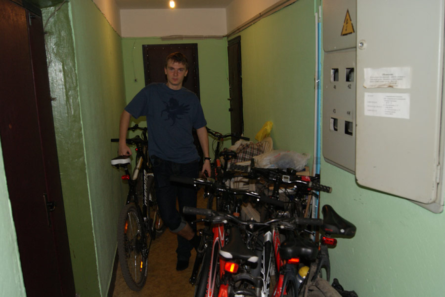 В коридоре с велосипедами