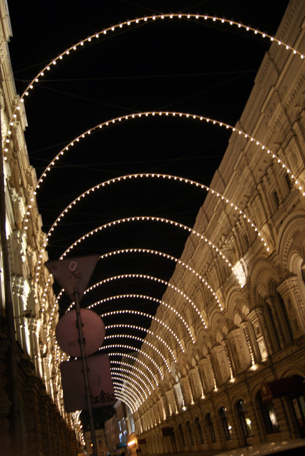 Арка с подсветкой рядом с Красной площадью