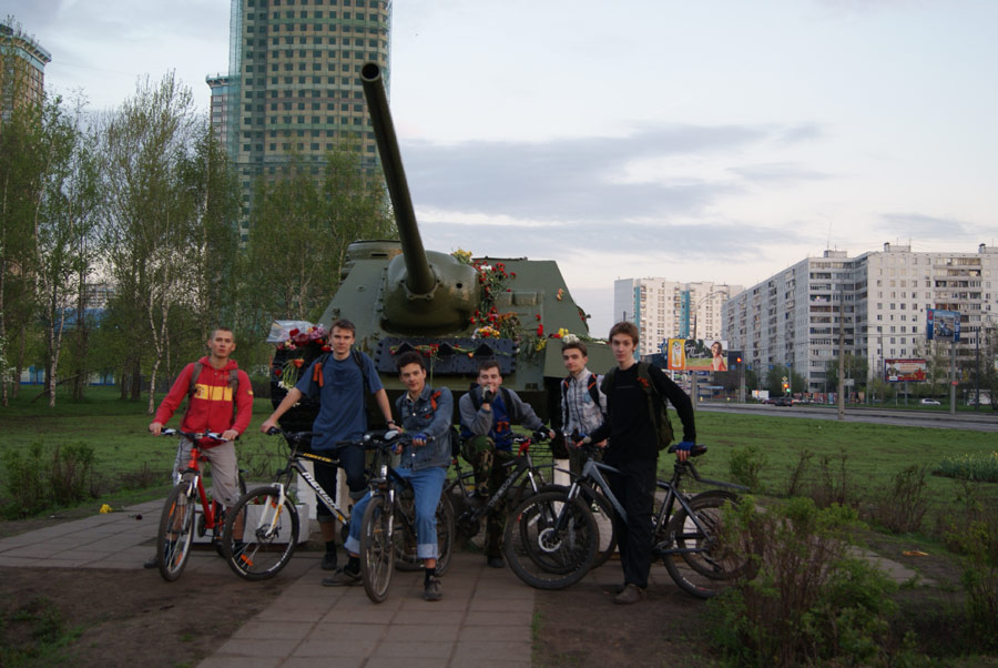Велосипедисты и танк на ул Катукова
