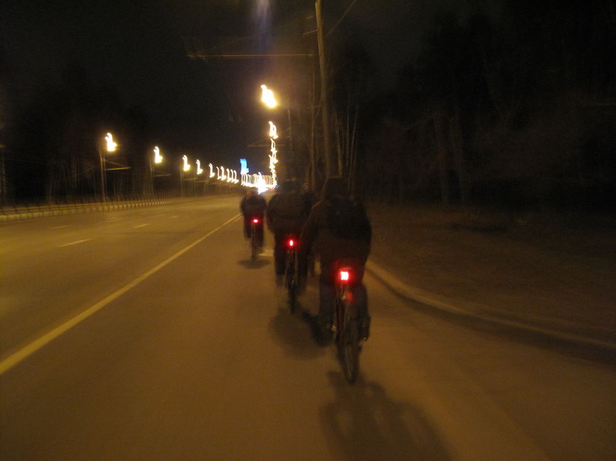 Пустое шоссе Энтузиастов и велосипедисты