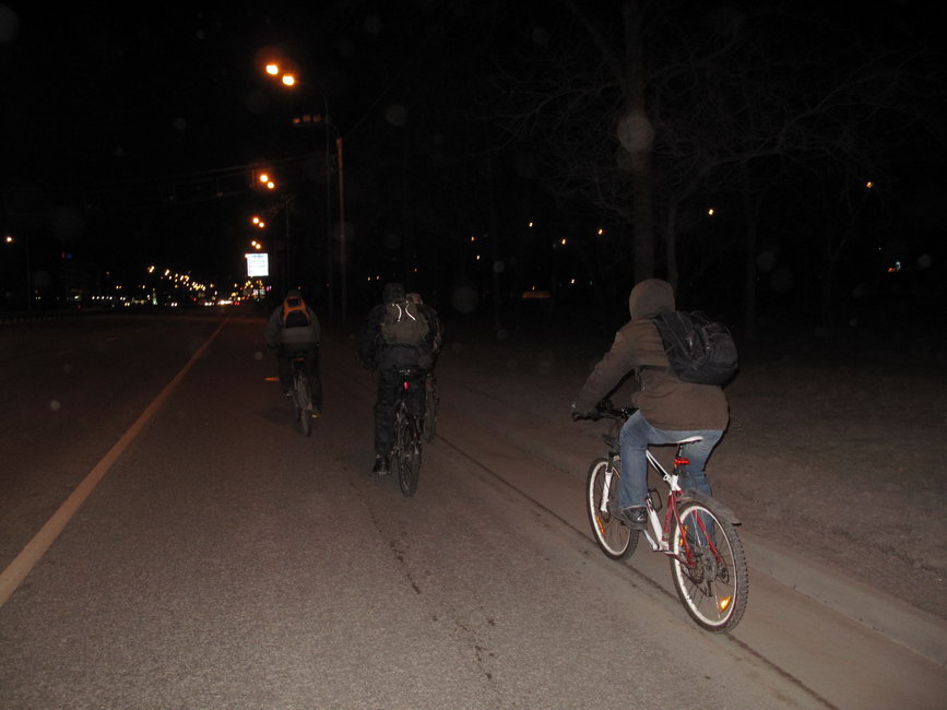 Велосипедисты ночью на шоссе Энтузиастов