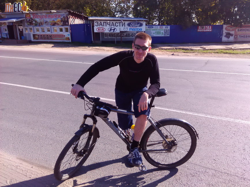 Иван облокотился на велосипед