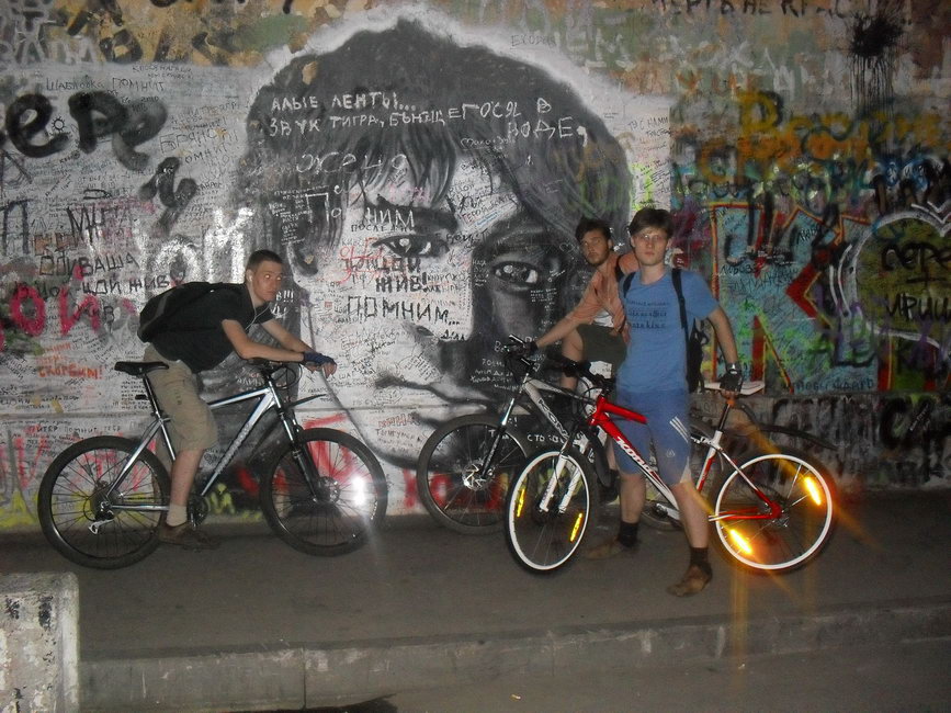 Велосипедисты у стены Цоя